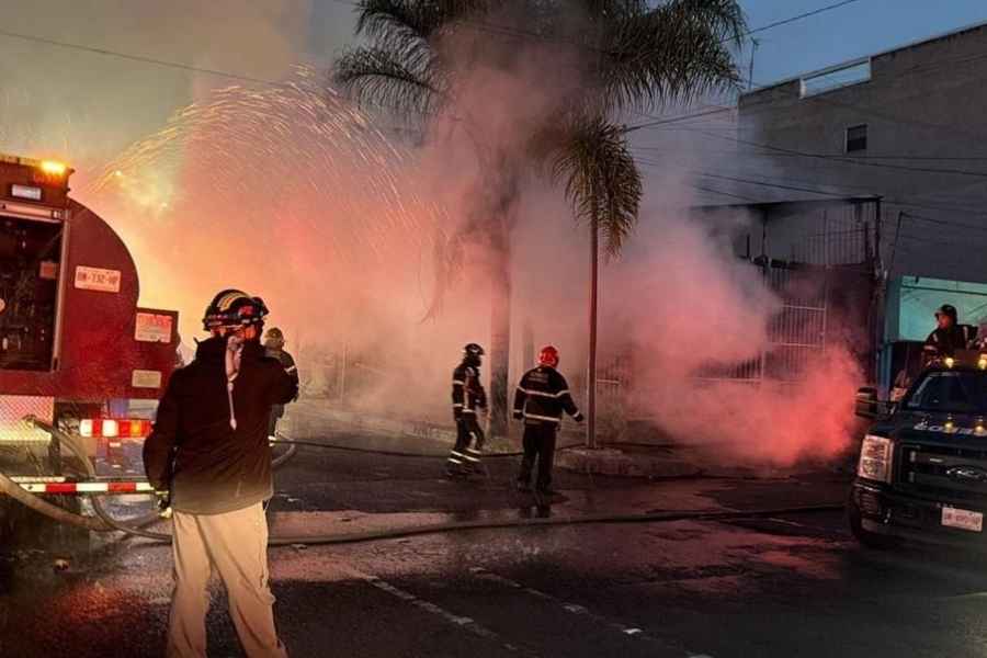 Incendio consume taller automotriz en el norte de la Ciudad de México