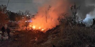 Incendio en terreno baldío moviliza a bomberos en Monterrey, Nuevo León