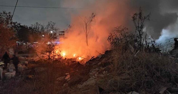 Incendio en terreno baldío moviliza a bomberos en Monterrey, Nuevo León