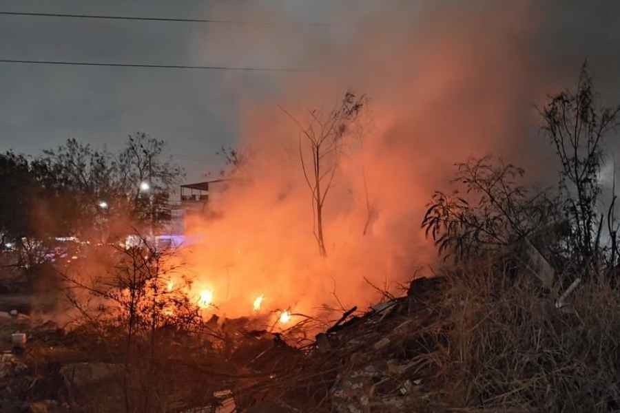 Incendio en terreno baldío moviliza a bomberos en Monterrey, Nuevo León