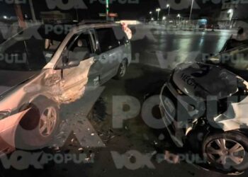 Joven se pasa la luz roja del semáforo y choca con camioneta en Altamira, Tamaulipas