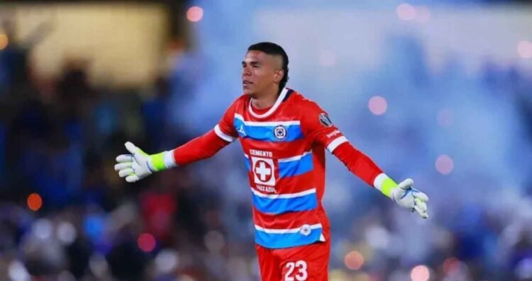 Kevin Mier, cerca de regresar a las canchas con Cruz Azul tras su fuerte lesión