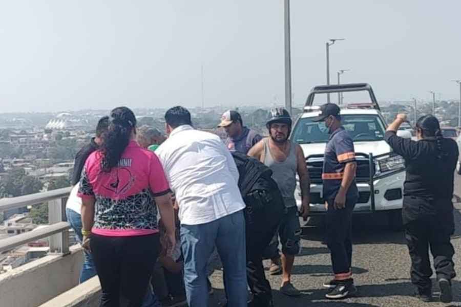 Menor es puesto a salvo tras intentar lanzarse de un puente en Tampico, Tamaulipas 