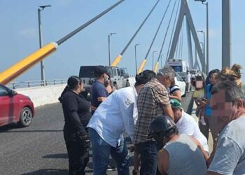 Menor es puesto a salvo tras intentar lanzarse de un puente en Tampico, Tamaulipas