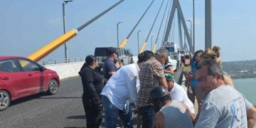 Menor es puesto a salvo tras intentar lanzarse de un puente en Tampico, Tamaulipas