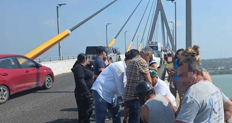 Menor es puesto a salvo tras intentar lanzarse de un puente en Tampico, Tamaulipas