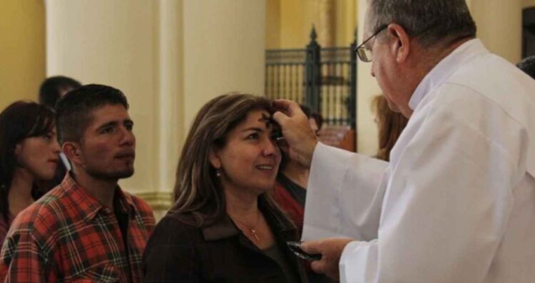 Miércoles de Ceniza ¿Qué significa la colocación de ceniza en la frente