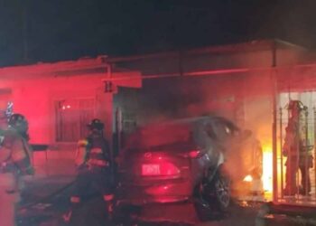 Auto incendio en San Pedro