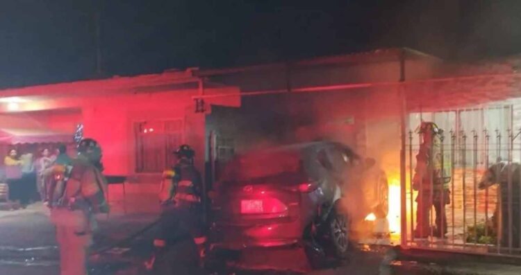 Auto incendio en San Pedro