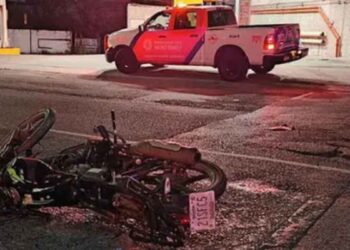 Motociclista muere tras chocar con un automóvil en Monterrey, Nuevo León