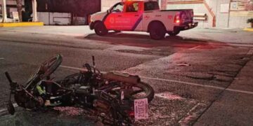 Motociclista muere tras chocar con un automóvil en Monterrey, Nuevo León