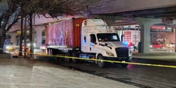 Motociclista pierde la vida tras ser embestido por tráiler en la avenida Nogalar en San Nicolás, NL