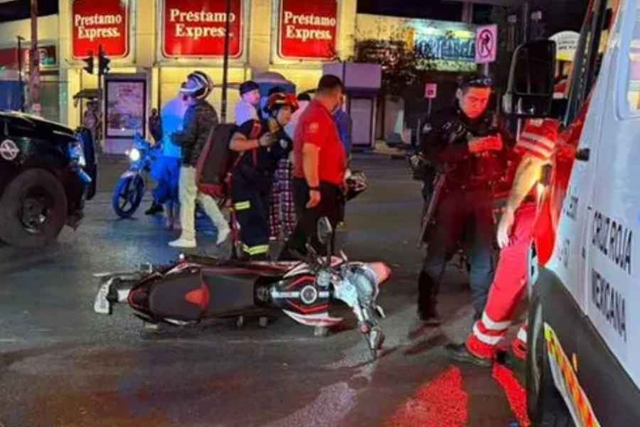 Motociclista queda lesionado al chocar contra patrulla en el centro de Monterrey, Nuevo León