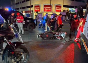 Motociclista queda lesionado al chocar contra patrulla en el centro de Monterrey, Nuevo León