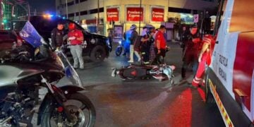 Motociclista queda lesionado al chocar contra patrulla en el centro de Monterrey, Nuevo León