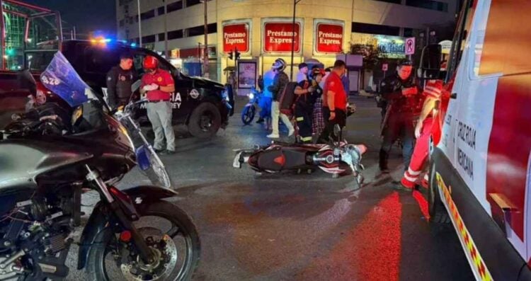 Motociclista queda lesionado al chocar contra patrulla en el centro de Monterrey, Nuevo León
