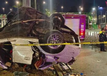 Muere automovilista tras aparatosa volcadura en la Ciudad de México