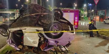 Muere automovilista tras aparatosa volcadura en la Ciudad de México