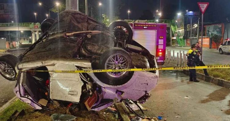 Muere automovilista tras aparatosa volcadura en la Ciudad de México