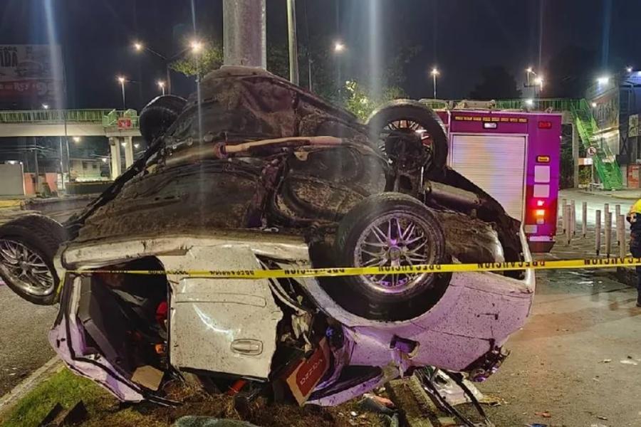 Muere automovilista tras aparatosa volcadura en la Ciudad de México