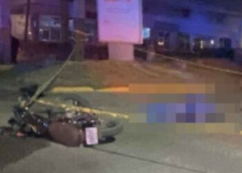 Muere mujer en motocicleta tras chocar contra señalamiento en Monterrey, Nuevo León