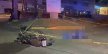Muere mujer en motocicleta tras chocar contra señalamiento en Monterrey, Nuevo León