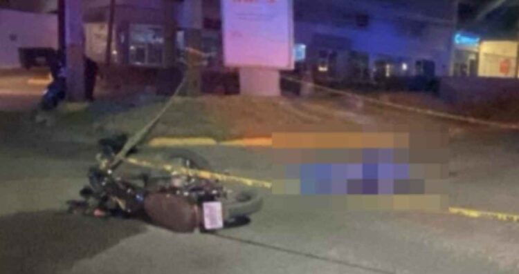 Muere mujer en motocicleta tras chocar contra señalamiento en Monterrey, Nuevo León