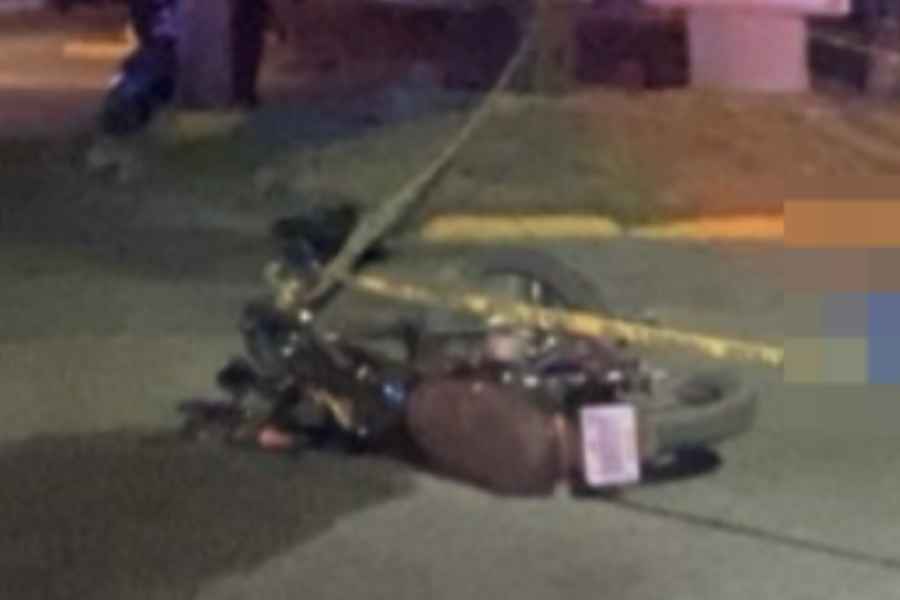 Muere mujer en motocicleta tras chocar contra señalamiento en Monterrey, Nuevo León