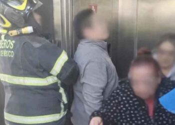 Mujeres quedan atrapadas en elevador del Metrobús en la Alcaldía Iztapalapa, CDMX