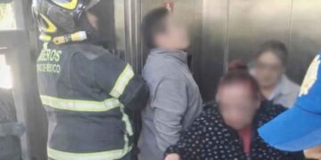Mujeres quedan atrapadas en elevador del Metrobús en la Alcaldía Iztapalapa, CDMX
