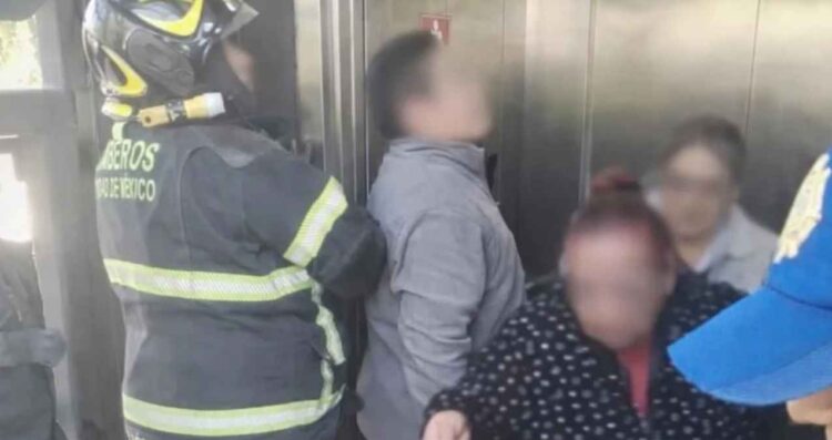 Mujeres quedan atrapadas en elevador del Metrobús en la Alcaldía Iztapalapa, CDMX