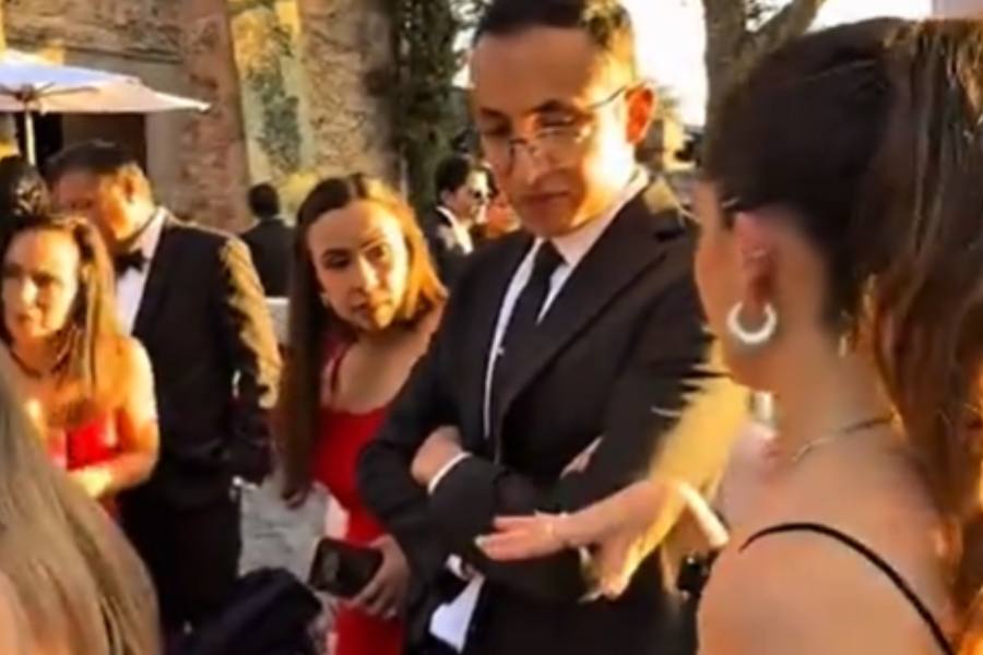 Novios ofrecen terminal bancaria para recibir regalos en su boda y desatan debate en redes