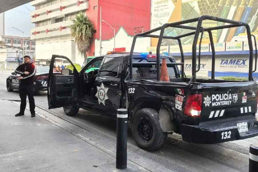 Patrulla choca durante persecución en el centro de Monterrey, Nuevo León