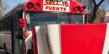 Pesera de la ruta Sección 16 choca y derriba lámpara en Matamoros, Tamaulipas