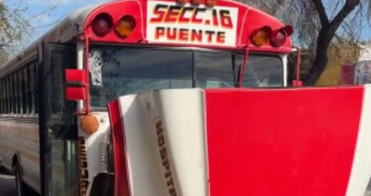 Pesera de la ruta Sección 16 choca y derriba lámpara en Matamoros, Tamaulipas