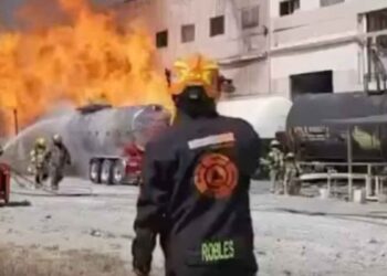 Pipa se incendia dentro de una empresa en Parque Industrial Milenio en Apodaca, NL