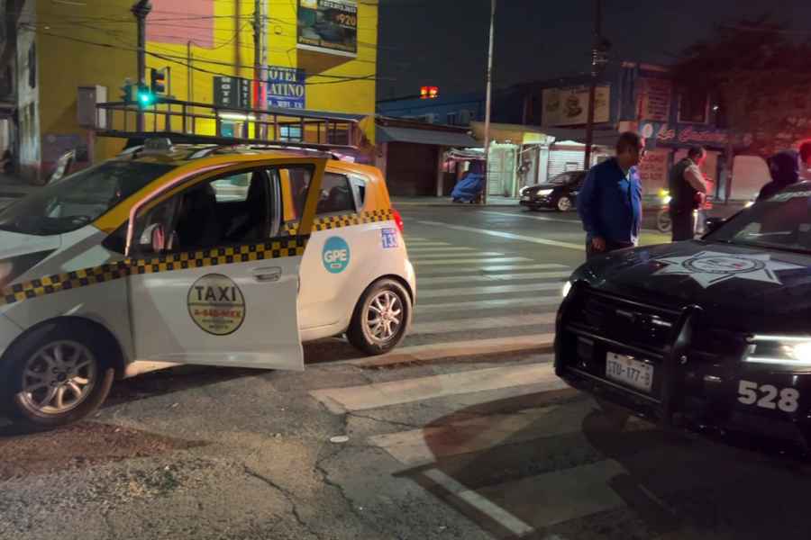 Pleito entre pareja a bordo de un taxi termina con intervención de la policía en Monterrey, NL