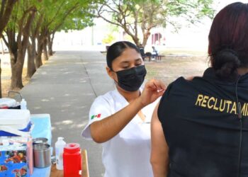 Realizan SSPT e ISSSTE campaña de vacunación contra el sarampión