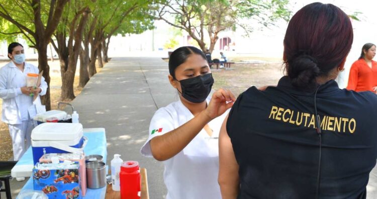 Realizan SSPT e ISSSTE campaña de vacunación contra el sarampión