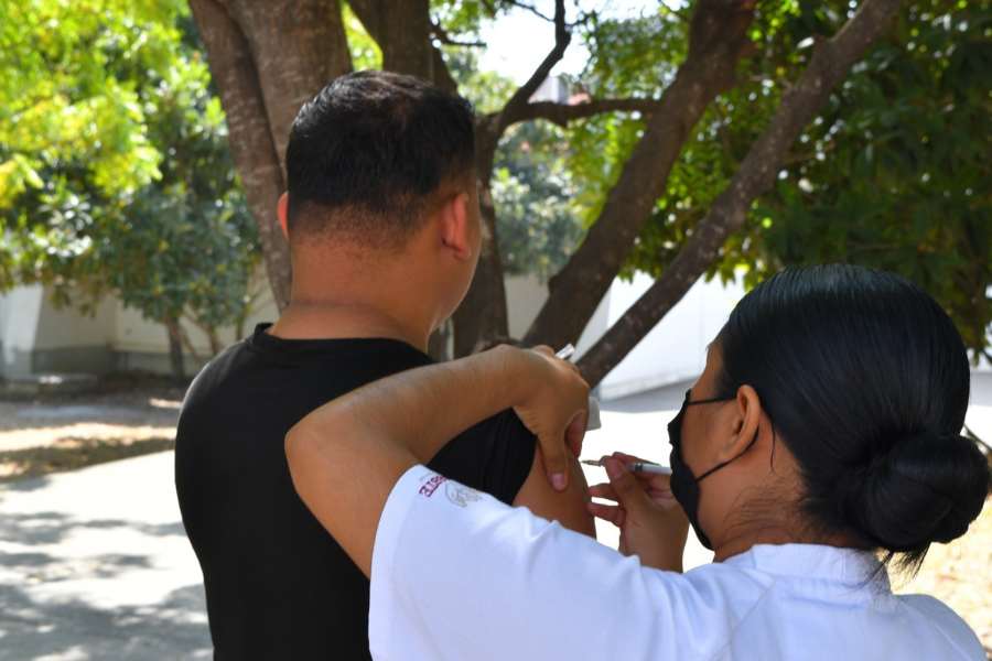 Realizan SSPT e ISSSTE campaña de vacunación contra el sarampión