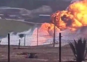 Reportan incendio en ducto de Pemex en Rosarito, Baja California; autoridades evacúan viviendas cercanas