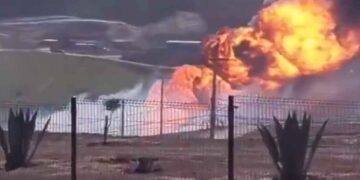 Reportan incendio en ducto de Pemex en Rosarito, Baja California; autoridades evacúan viviendas cercanas