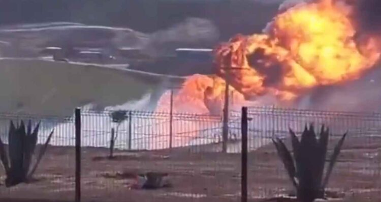 Reportan incendio en ducto de Pemex en Rosarito, Baja California; autoridades evacúan viviendas cercanas