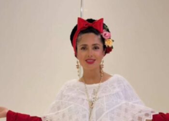Salma Hayek reaparece en Veracruz vestida de jarocha