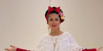 Salma Hayek reaparece en Veracruz vestida de jarocha