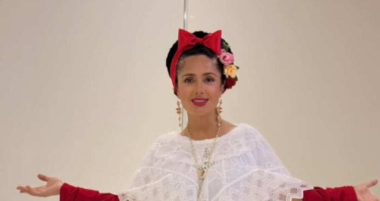 Salma Hayek reaparece en Veracruz vestida de jarocha