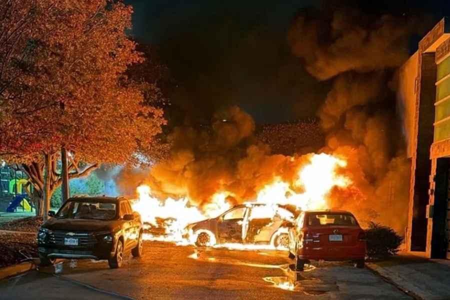 Se incendian tres vehículos estacionados en colonia Ancestra en San Nicolás, NL