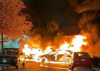Se incendian tres vehículos estacionados en colonia Ancestra en San Nicolás, NL