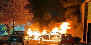 Se incendian tres vehículos estacionados en colonia Ancestra en San Nicolás, NL