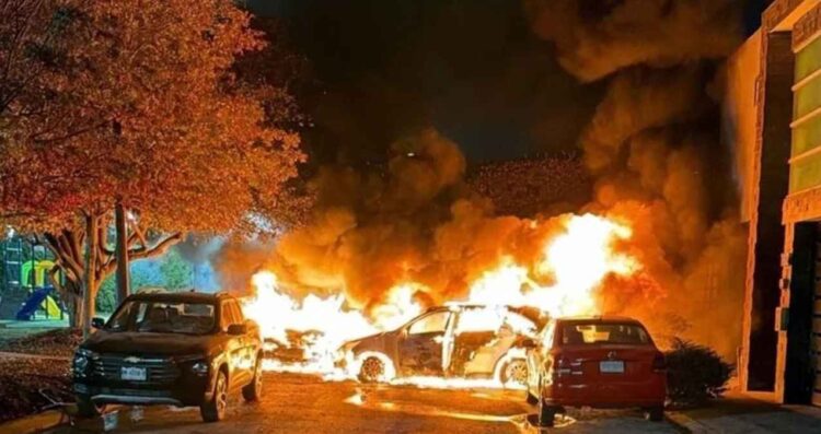 Se incendian tres vehículos estacionados en colonia Ancestra en San Nicolás, NL